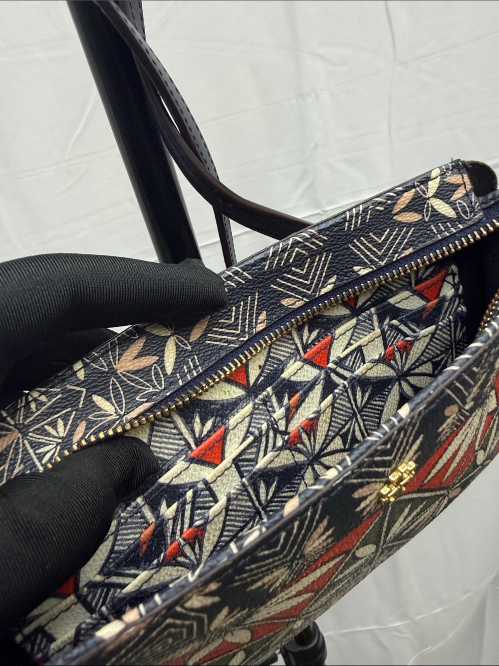 Tory Burch Floral Geometric Printed Leather Crossbody Bag - Black Red Green - Picture 4 of 4